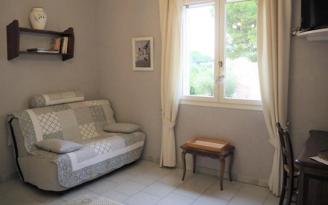 Holiday Cottage With Private Terrace, Bellegarde