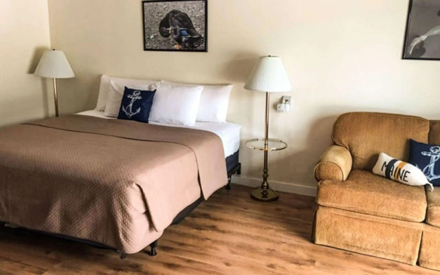 Colonial Inn Ellsworth