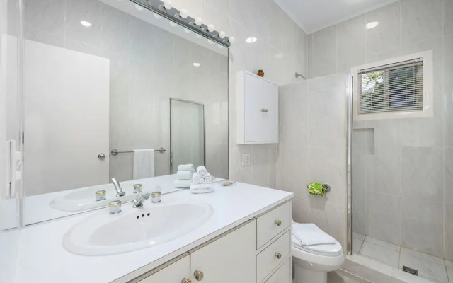 3BR 3BA Pool Downtown Short Walk to Beach