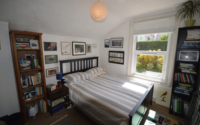 Charming 2 Bedroom Apartment Near Station
