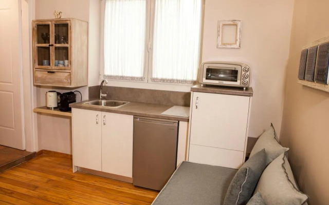 2-spaces comfy Bentzi apartment 7 with balcony in Pagrati