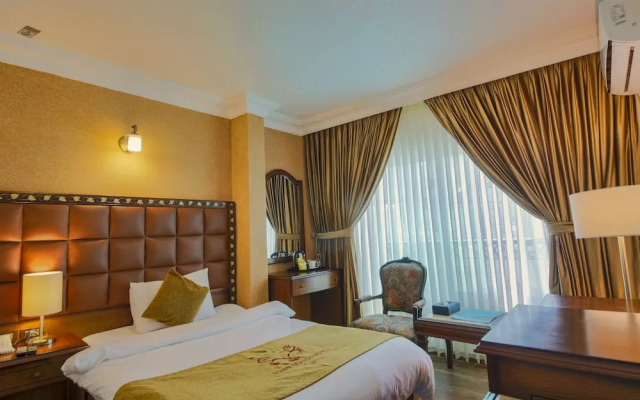 Town Season Hotel