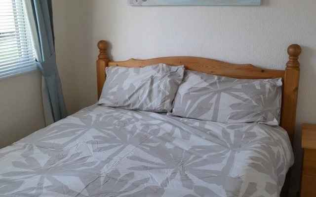 2 Bed-sleeps 4-pets-parking-5 Min to Beach