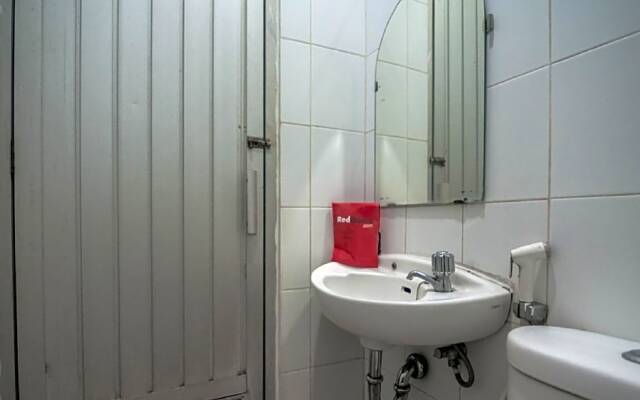 RedDoorz near RS Husada