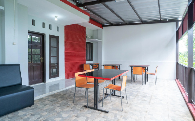 RedDoorz Plus near ITC Cempaka Mas 2