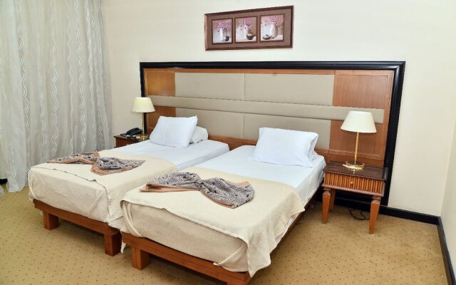 Chain Luxe Paradise Hotel