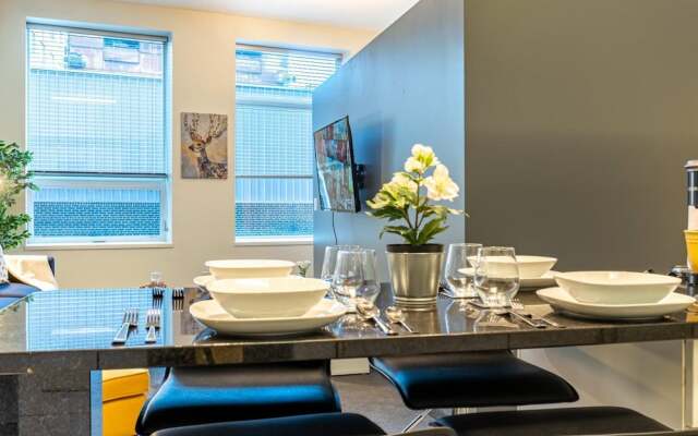 Comfy DT Loft w Parking Rooftop Patio BBQ Gym