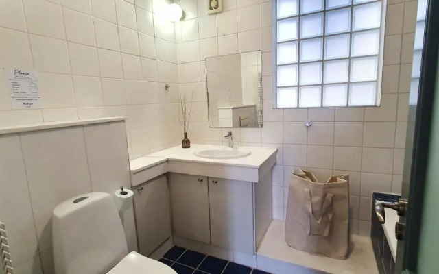 Phaedrus Living: Cozy Down Town House Aischylou