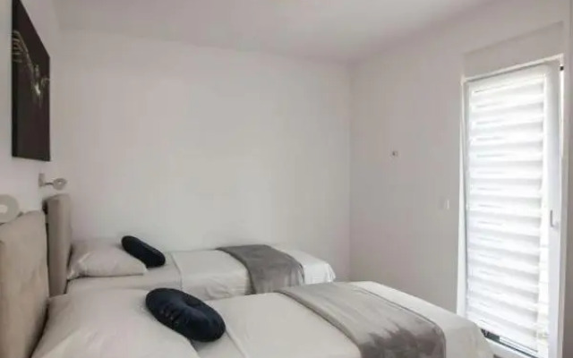 Villa S