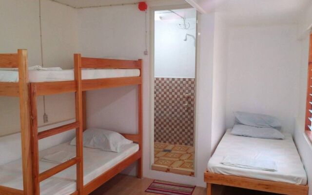 Emok's Guest House - Hostel