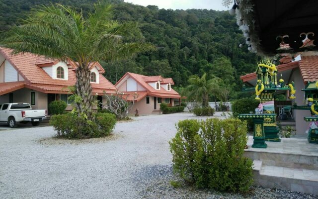 Khaolom Resort