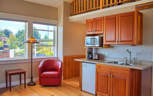 Birds of a Feather Victoria Oceanfront Studio Suites