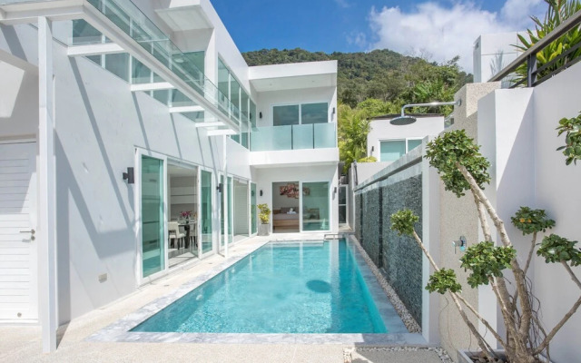 Elegant Designer 4BR Pool Villa Skylight