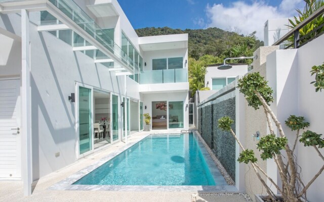 Elegant Designer 4BR Pool Villa Skylight