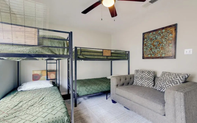 4 Mi to Iah: Suburban Houston Townhome