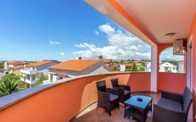 Tasteful Apartment With Private Balcony