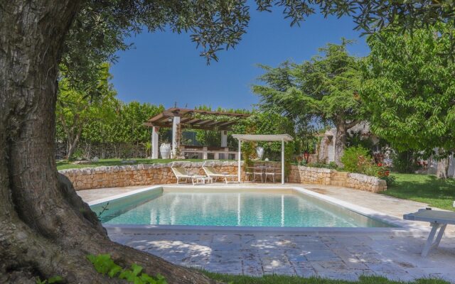 TD Dimora di Genna Trulletto with Lush Garden Pool
