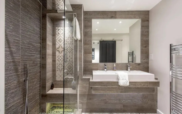 Luxury West End Apt. W/ Private Patio & Parking!