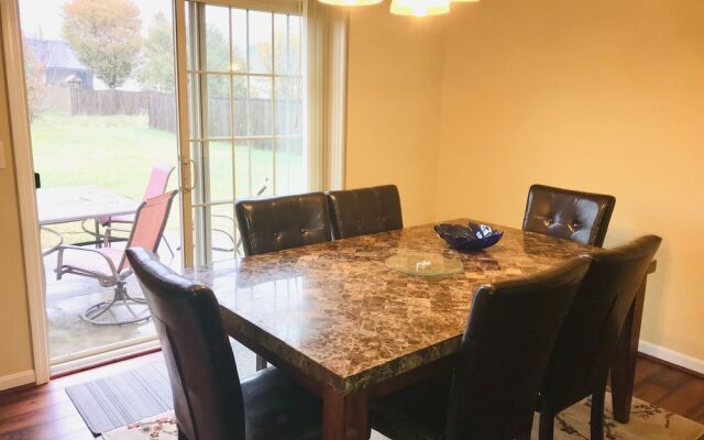 Spacious 3 BR Ranch House W Patio Yard in a Quiet Suburb