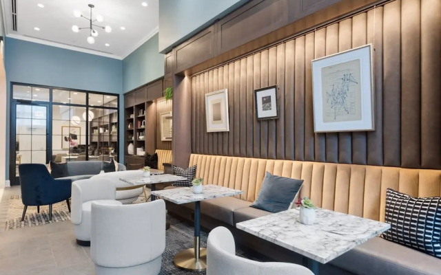 Near Riverwalk 2BR Private Balcony Downtown