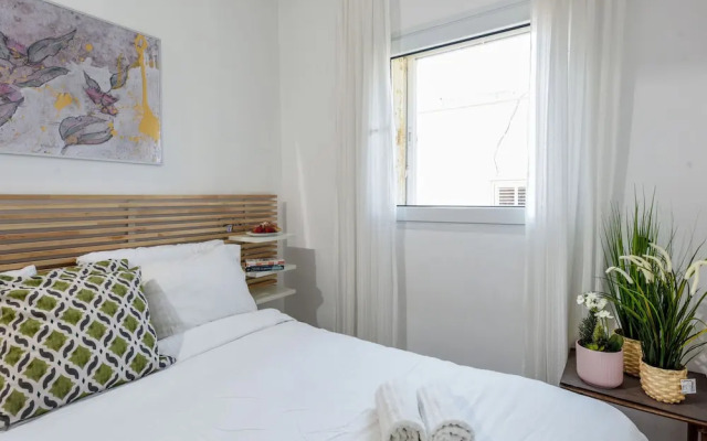 Modern Loft Retreat with Rooftop by Sea N Rent