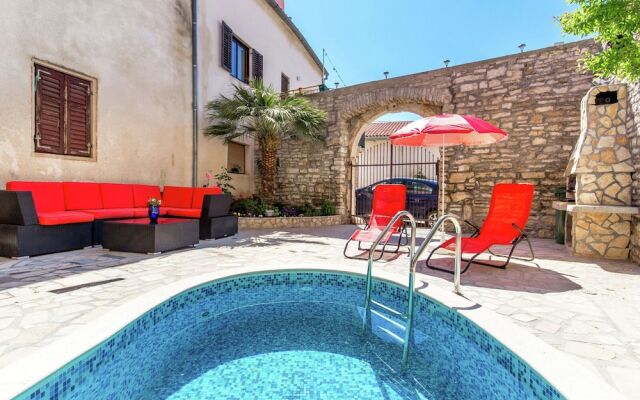 Fascinating Apartment in Medulin near Beach