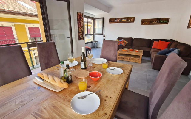 Attractive City Center Apartment