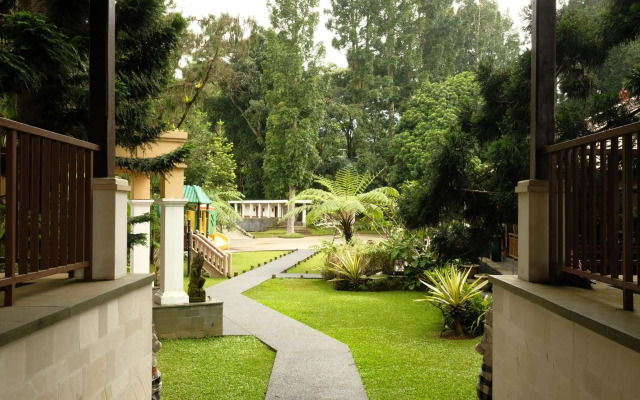 The Grand Hill Bistro Cafe & Resort Hotel