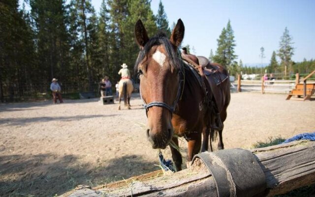 Headwaters Lodge & Cabins at Flagg Ranch