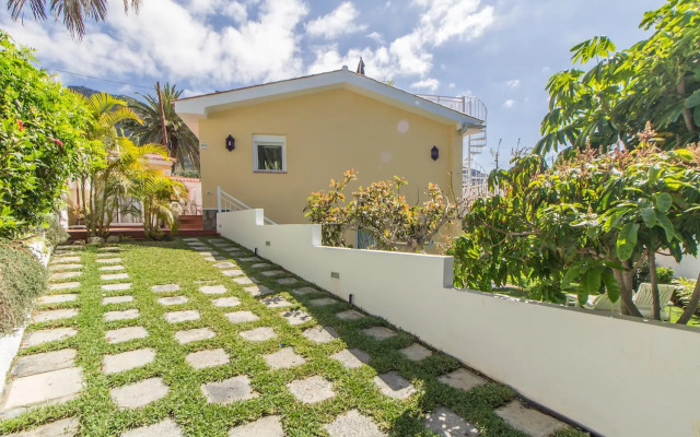 Villa in protected space in front of the sea