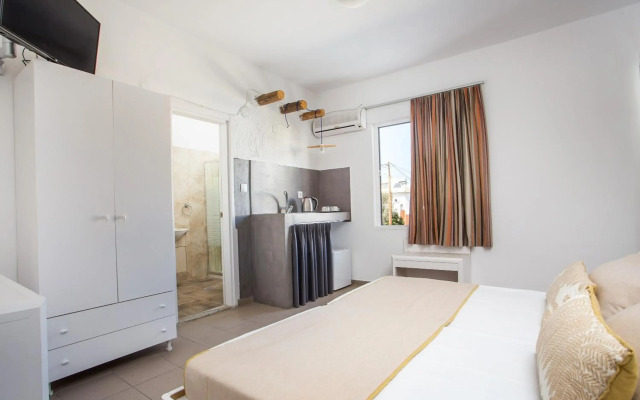 Tinas Plus Hotel