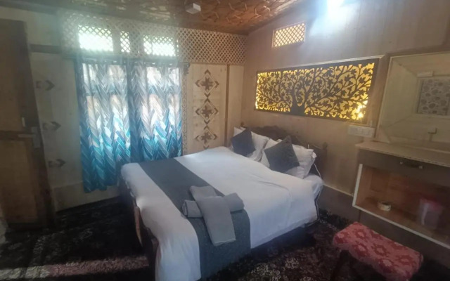 Houseboat Shamus Maqbool
