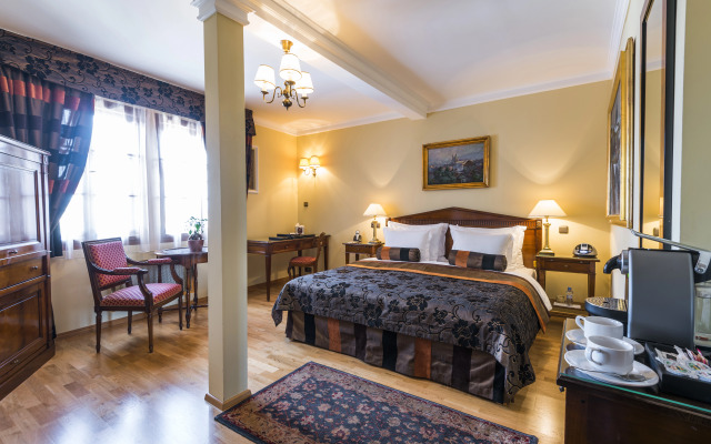Golden Well Hotel