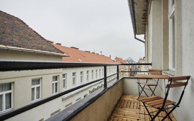 Spacious 1 Bed Basilica Apartment - With Balcony
