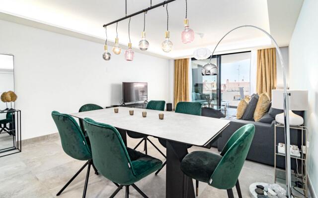 INF4.5P- modern 3 bed city apartment next to beach