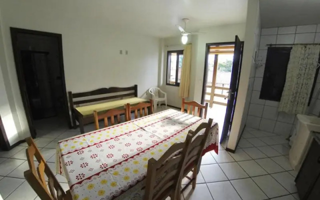 Ap 7 pessoas-1 quadra do mar, na avenida de Bombas