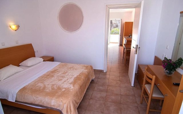 Lambis Studios & Apartments