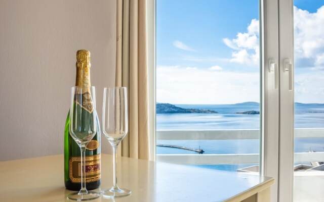 Maroulinas View Studios & Apartments