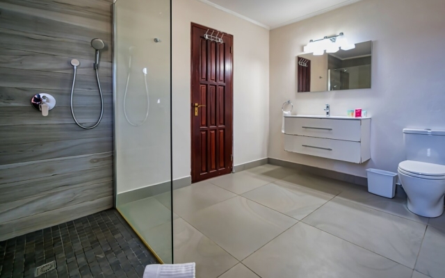 Large Pool Villa, Sleeps 18! BBQ 1mile to Beach!