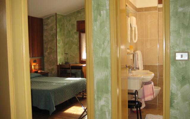 Hotel Holiday Debili