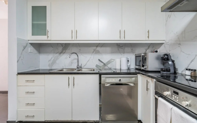 Luxury Waterfront Apartment with Beach Access