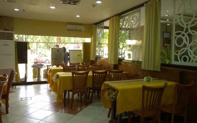 Plaza Maria Luisa Suites Inn