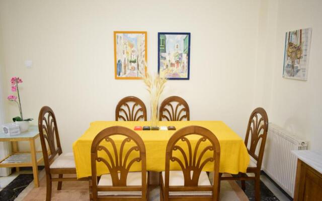 Antonia's 2bedroom with garden and private parking by MK