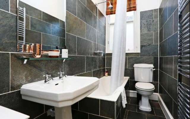 A Stunning Grand Apt near the Royal Botanic Garden