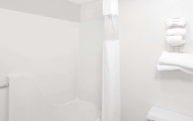 Rodeway Inn near I-35 Lamoni