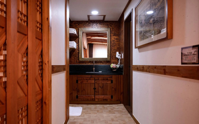 Jeonju Wangyijimil Hanok Hotel