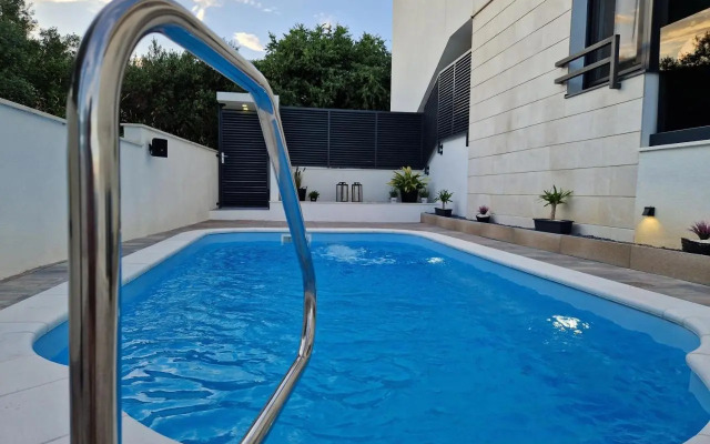 Apartman Marčelina 1 with private pool