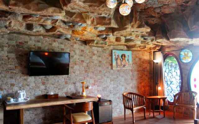 Seruni Hotel Hobbit House