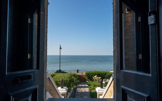 Stylish Beachfront Luxury With Sweeping Sea Views