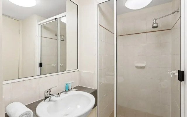 Albion Convenient Hideaway With Parking & Balcony